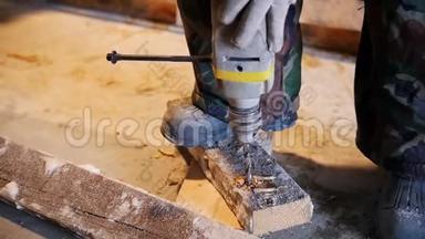 工业。 建筑工地。 工人钻木木板. 慢动作